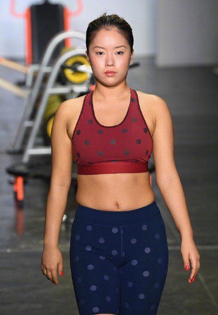 没了眼妆的王菊秒变大妈，网友:看了三遍都没认出来