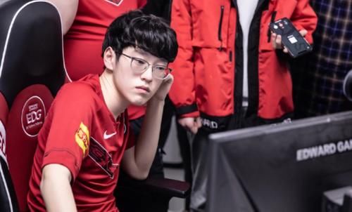 EDG@EDG又开始了,领先一万经济+双龙buff却被RNG翻盘,噩梦第三局