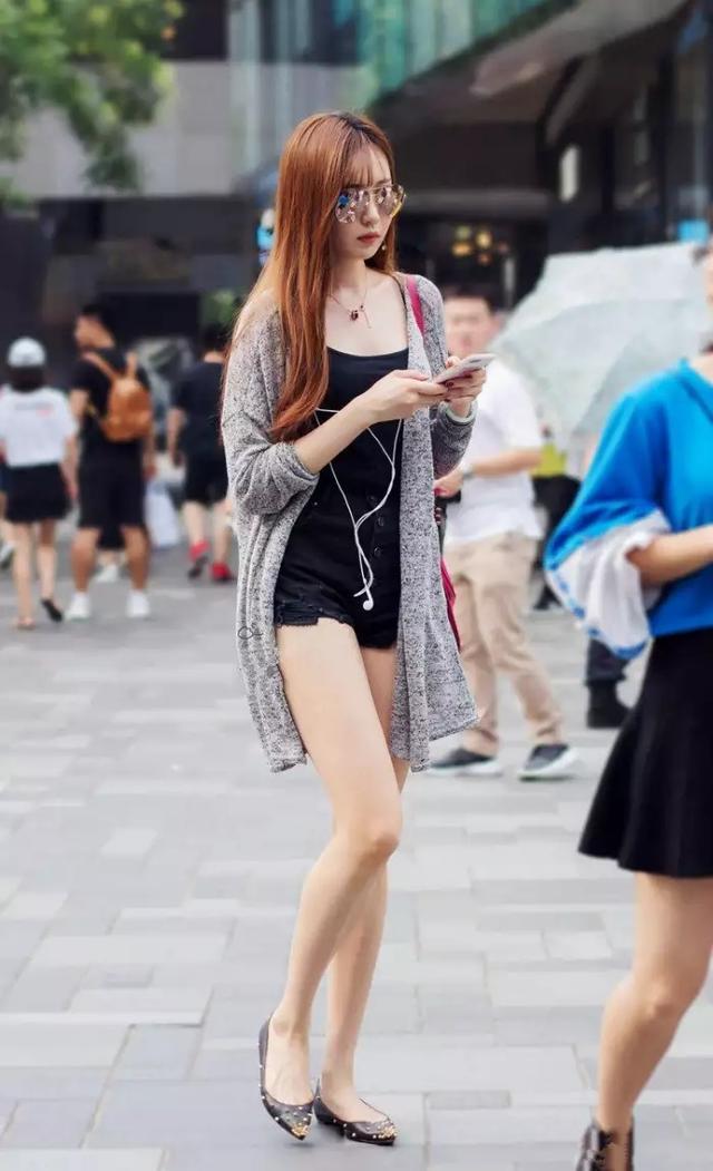 街拍：小姐姐高雅娇美肌肤细嫩，腿是真的白！