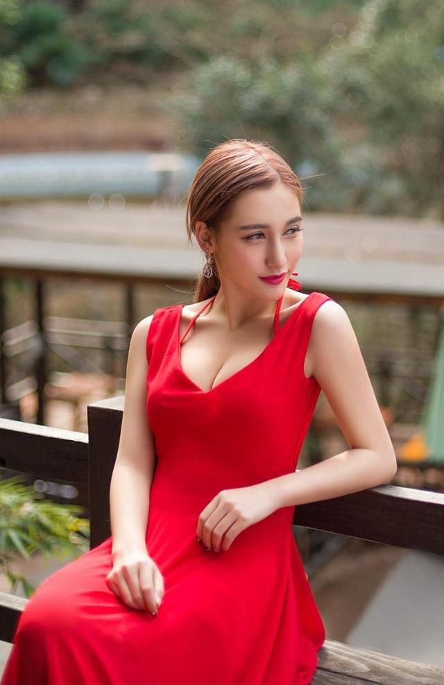 温泉美女穿花边泳衣