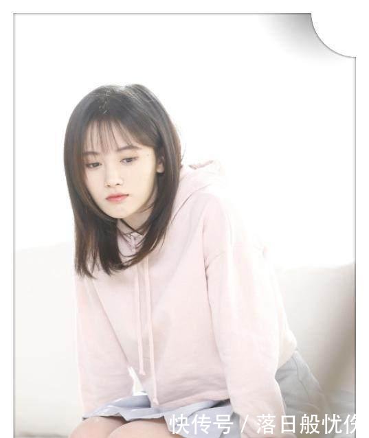 鞠婧祎咋想的? 竟把袜子当裤子穿, 网友: 单飞后越来越疯狂了!