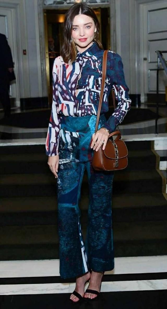 米兰达可儿搭配素雅百褶裙，现身街头，太精致可人，真的好美