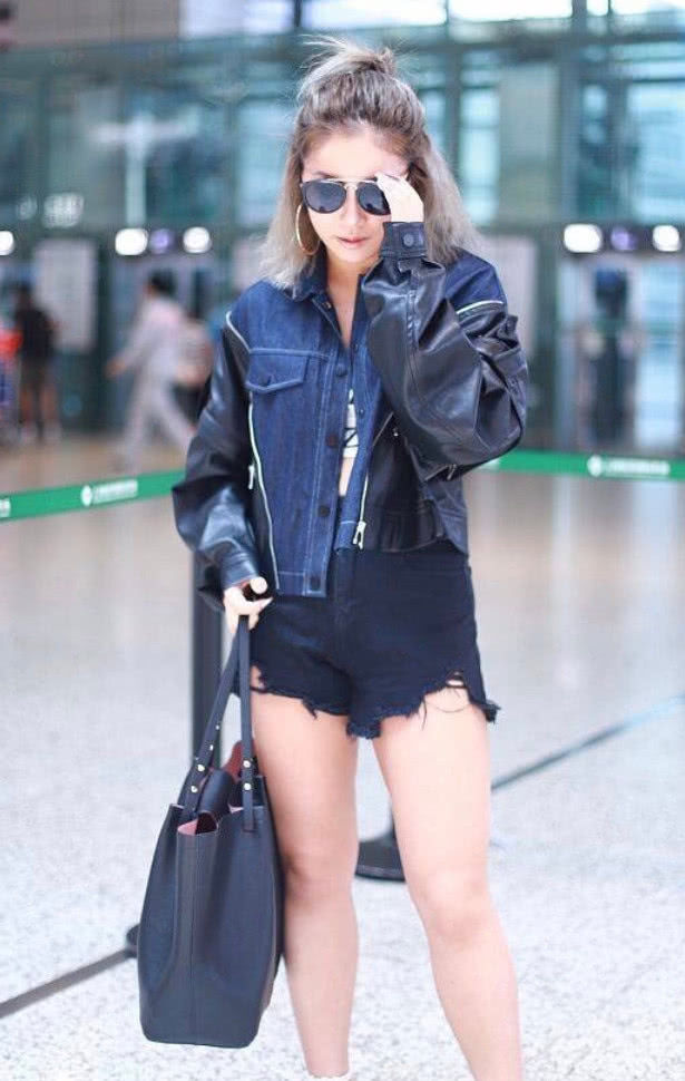 王菊真是够了，把T恤剪烂都没露出重点，还把腰上的赘肉挤出来!