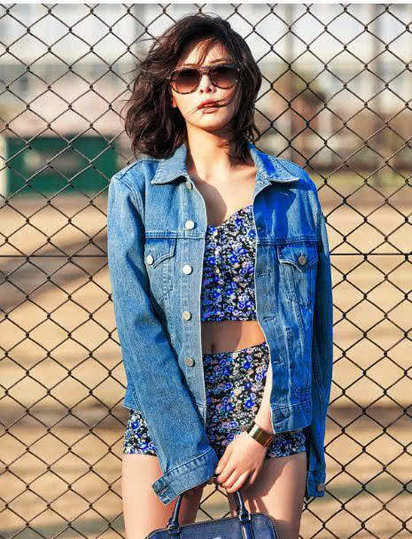 金泫雅这巴掌宽的短裙，站着都“尴尬”，网友：也就她敢穿！