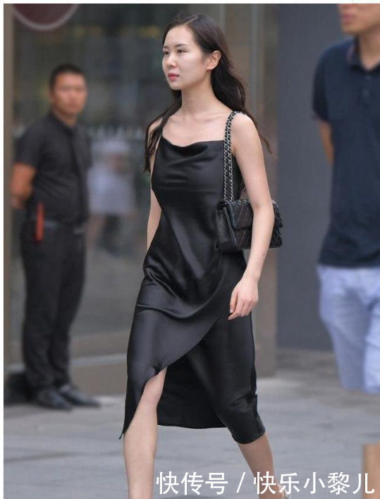 # 气质#走路自带气质,散发性感的韵味,街拍:美若天仙的小姐姐