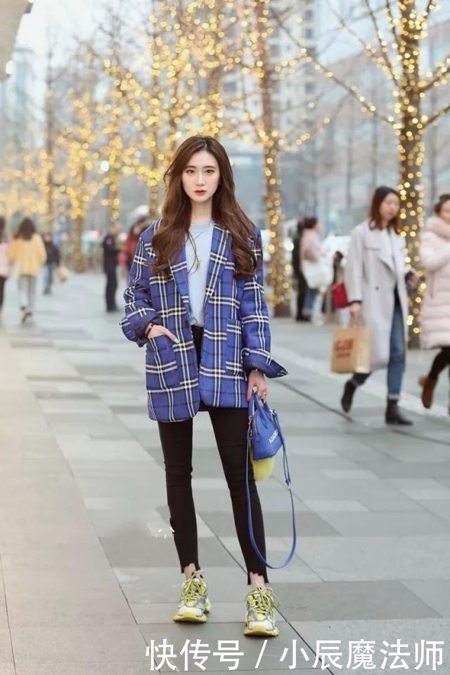 迷人|路人街拍,靓女身上穿着一件深紫色的上衣,显得更加迷人