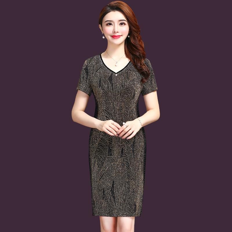 若你过了45岁，推荐你穿这，洋气小衫+黑裤子，时髦显嫩还显白