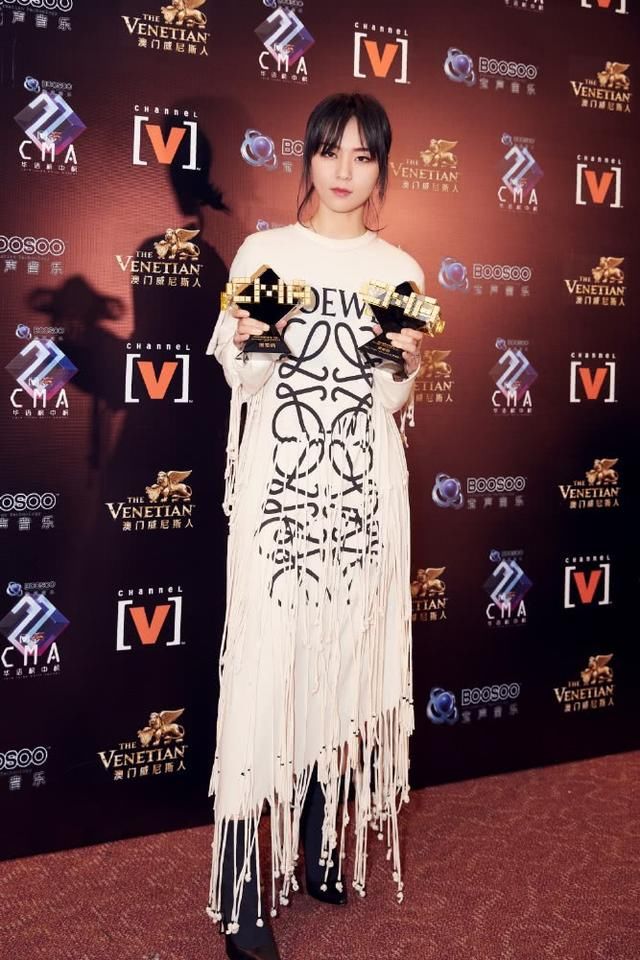 周笔畅瘦了!细长双腿堪比杨幂的，不过项链上的内衣夹是什么情况