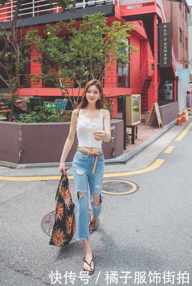 意气风发的牛仔裤美女，穿出优雅高级感，活力与美好的气质一览无