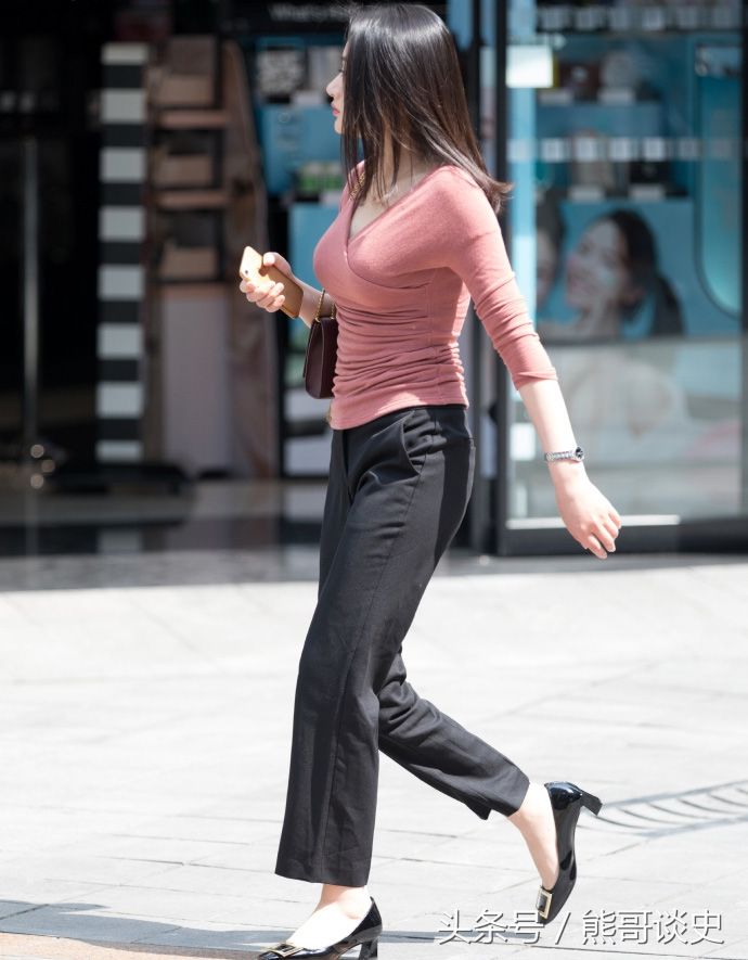 重庆街拍，焦糖色大衣搭配牛仔连衣裙，性感与时髦并存!