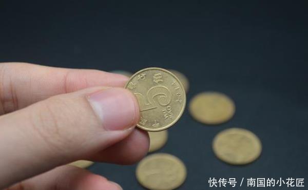  #再穷#家里再穷，在窗户缝放一枚硬币，不是封建迷信，早看早受益