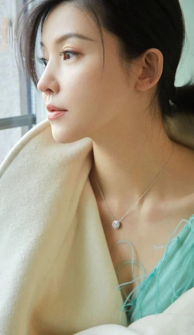 「佩戴」聪明女人选项链都爱袖珍款,戴上不显脖子短,时髦高级有气质