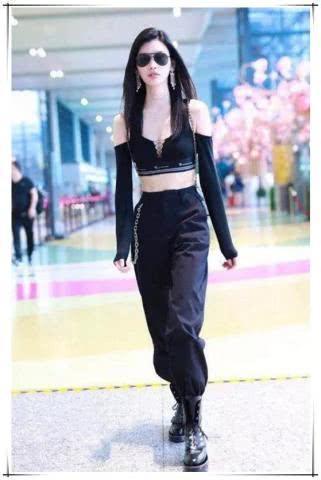 奚梦瑶这么开放？穿个“内衣”就来机场，网友：越暴露越时尚？