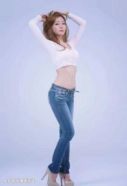 紧身牛仔裤，穿了它什么背影杀啊、小蛮腰啊，让你统统拥有！