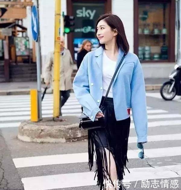 江疏影和迪丽热巴同穿流苏裙，一个妩媚一个风情万种谁更美