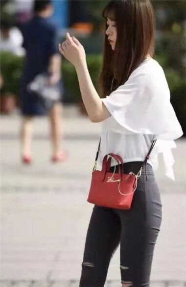 小姐姐随意挽个发髻，穿双平底鞋或者凉拖鞋，带个小包就能上街