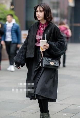 「迷人」路人街拍,小姐姐穿了一件网纱的裙子,娇小的身材很是迷人