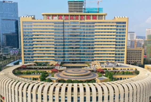 广西一建筑似巨型马桶，造价15亿，被吐糟连卷筒纸都备好了