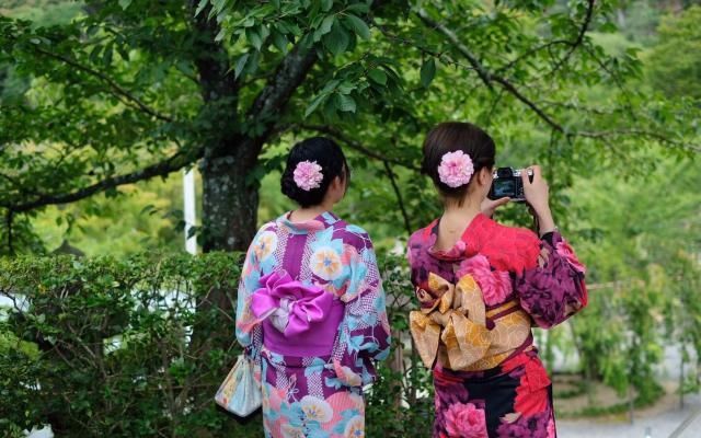 日本清水寺建筑独特，身着和服行走于街巷的女子，成靓丽的风景