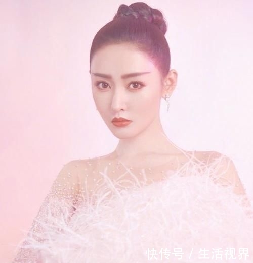 「 瑜伽」燕窝裙抹胸露背尽显婀娜身材，不愧是荧屏女神，张天爱真会穿