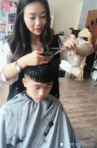 土气小伙子嫌发型难看,美女理发师一刀下去自己不敢认颜值暴涨