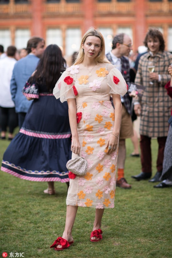 夏季都在穿得连衣裙 搭配这双鞋才能舒适又时髦