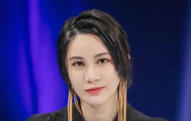  #新人#她曾是超女冠军，经历坎坷不忘初心，慧眼识珠发掘新人