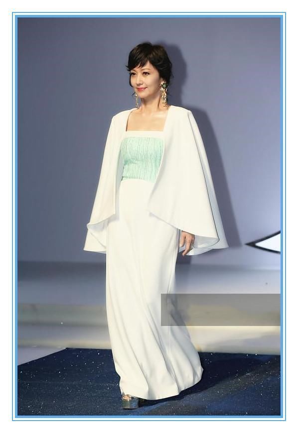 赵雅芝够狠！63岁登T台走秀气场全开，撞上刘雯也丝毫不差！