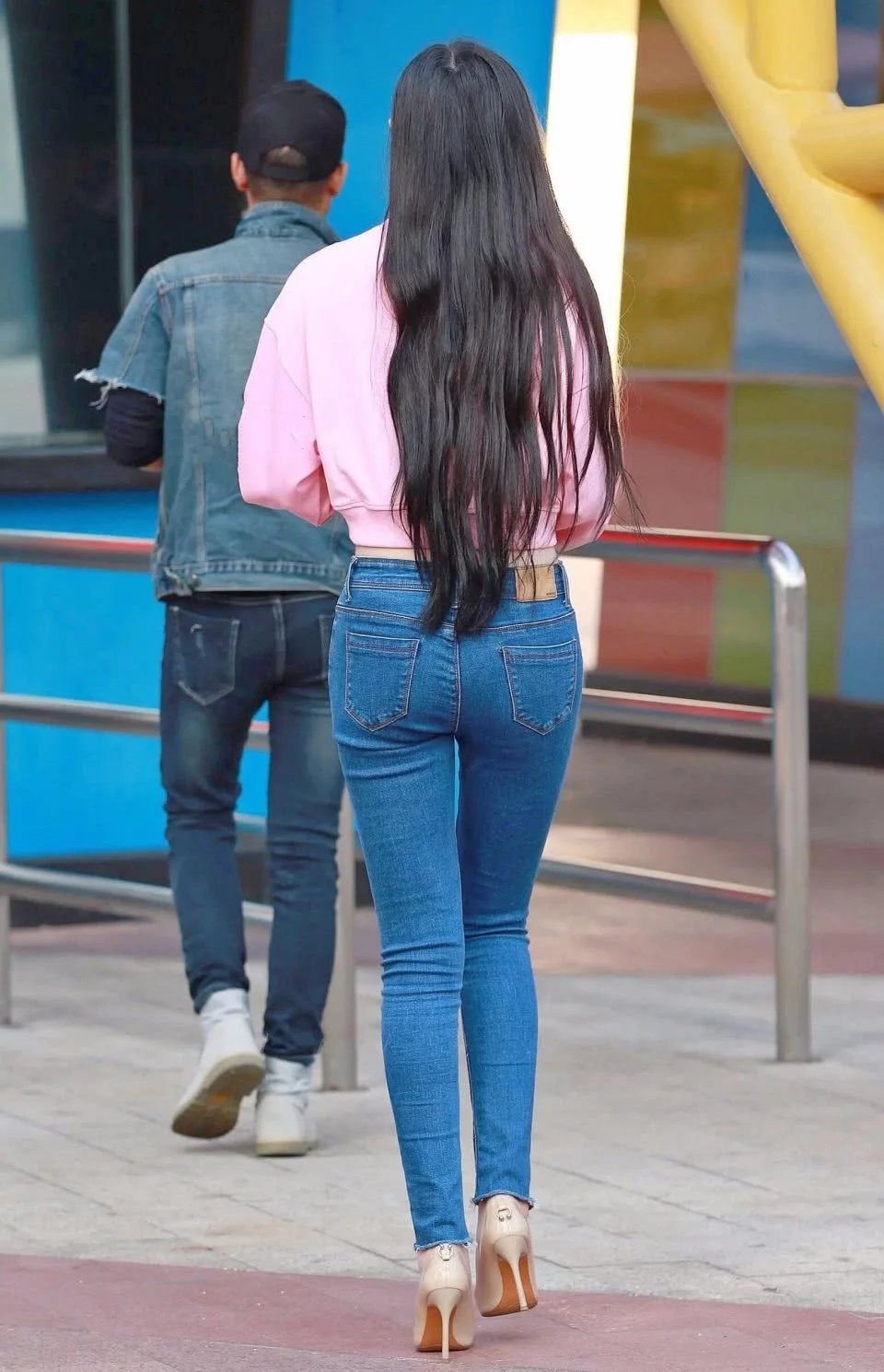 长发女神时尚紧身牛仔裤，个性的穿搭，秀出玲珑有致好身材