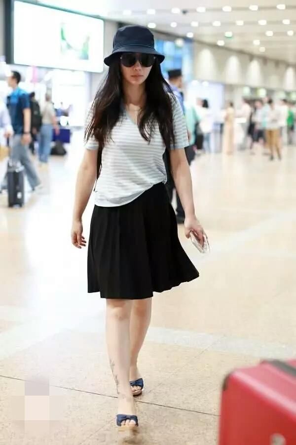 同穿学生裙的柳岩李菲儿差距大，可都不要和林志玲比吧！