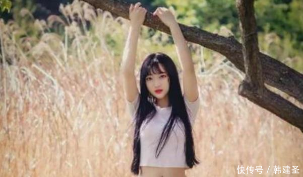 俏美靓丽的牛仔裤美女，气质出众，吸引力十足