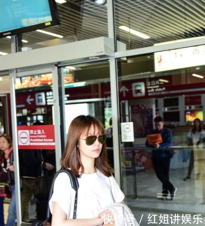 林心如穿衬衫裙现身, 扎起高马尾的她, 瞬间美成了20岁辣妈!