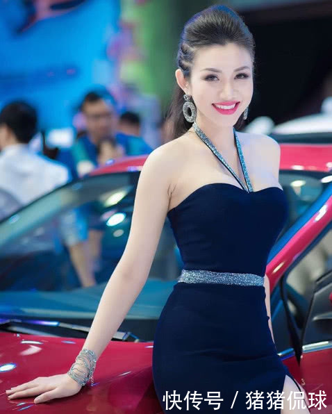 越南车模爱健身，逆天长腿兼翘臀，穿瑜伽裤太搭了！