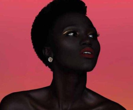 她是目前为止全球最黑的模特,涂上口红之后让人瞬间爱上了!