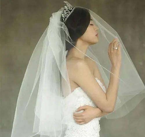  『婚纱』选完婚纱还有头纱，选对头纱，拥有你的超甜头纱吻