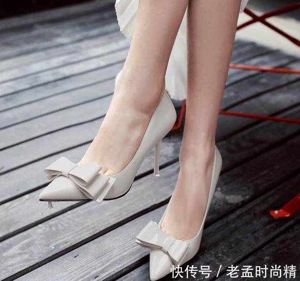 『 线条』展现女性脚背的线条，彰显优雅女人味，尖头细高跟鞋
