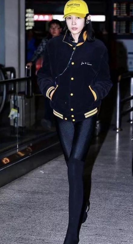 张蓝心是忘穿裤子了么? 整个腿型一览无余, 网友: 佩服成龙的眼光