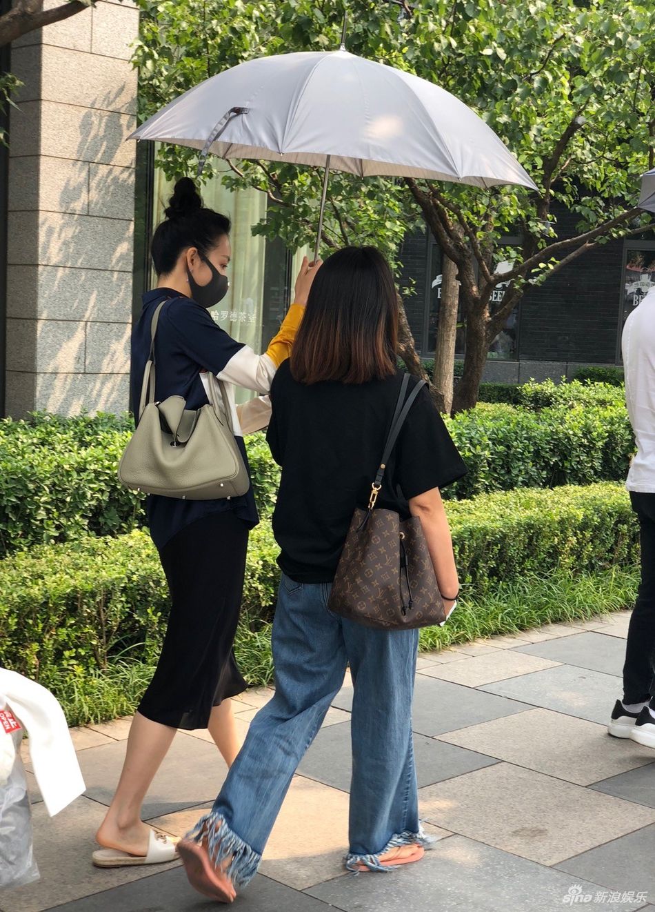 网友北京偶遇王鸥 替身边工作人员举伞遮阳超nice
