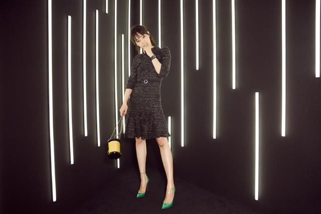 白百何穿开叉裙现身,纽扣都被蹦开了3颗,网友:是时候该减肥了