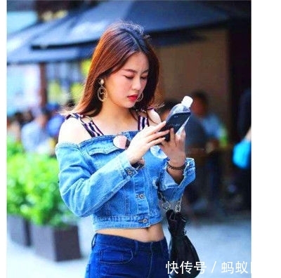  「自带」街拍：微胖身材的小姐姐，走路自带气质，养眼又好看