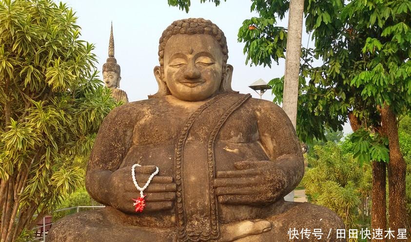 一座叫“鬼窟”公园,布满了数百尊形态诡异,造型夸张的神像