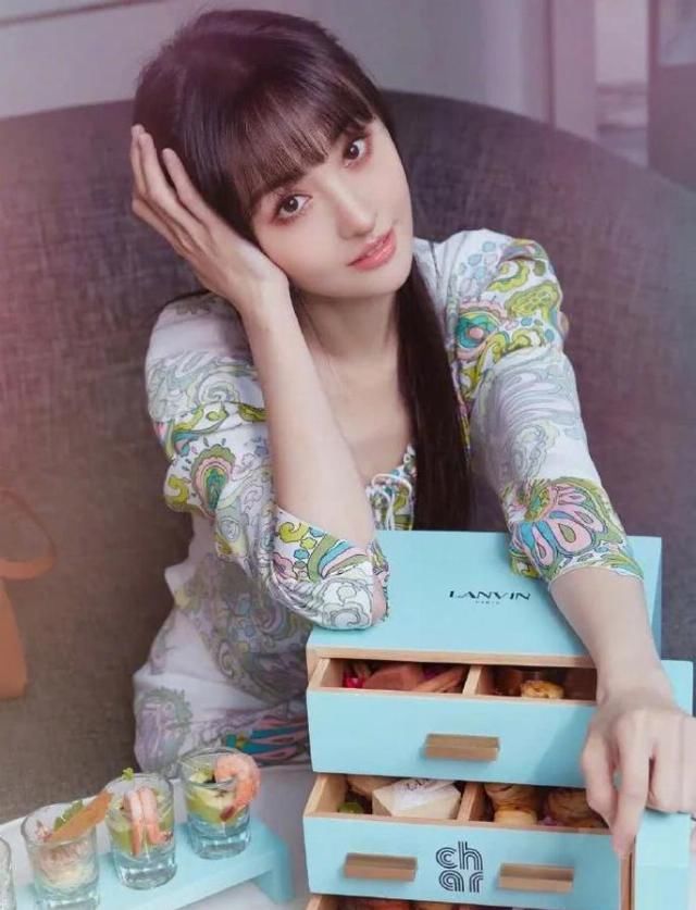 『晕染的面积』见过世面的女人,下眼影不会画太深,郑爽这样画看着像几天没睡