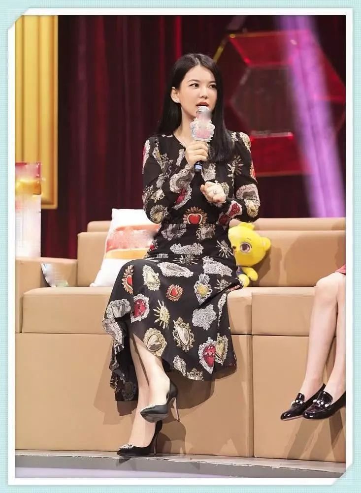 李湘瘦了不止40斤!穿黑印花裙美回颜值巅峰，撞上96斤张萌都没输