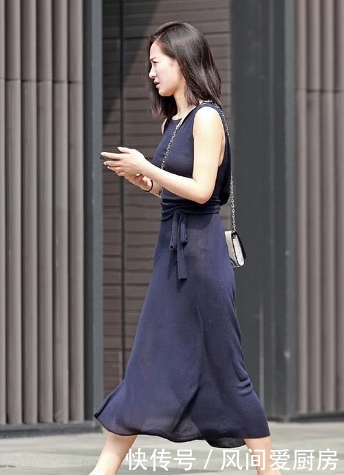  『偶遇』下班偶遇辣妈，丝绸轻薄连衣裙，展现女人的独特魅力！