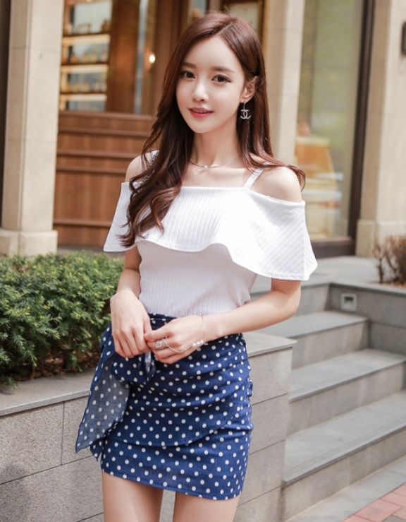 漂亮的紧身裙美女新颖出彩的打扮，穿出美丽身姿!