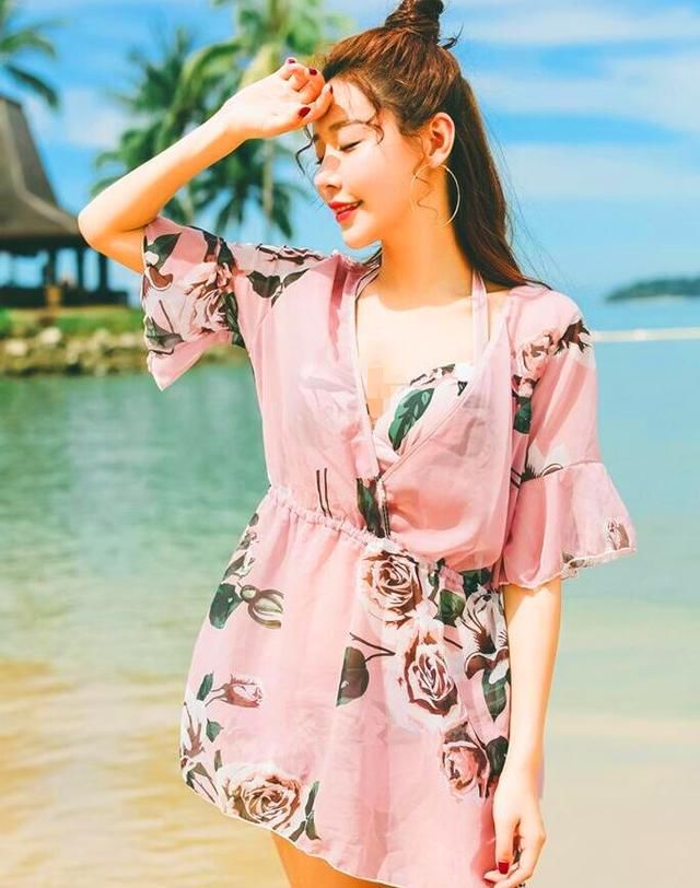 清纯漂亮的泳衣美女，打造曼妙身材，焕发时尚的气质