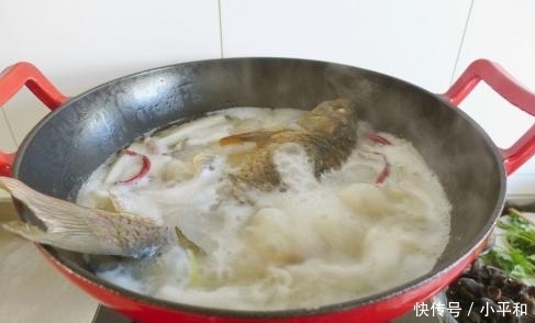  「炖鱼汤的时」无论炖什么鱼，都不要放这两种调料，否则鱼腥味更重