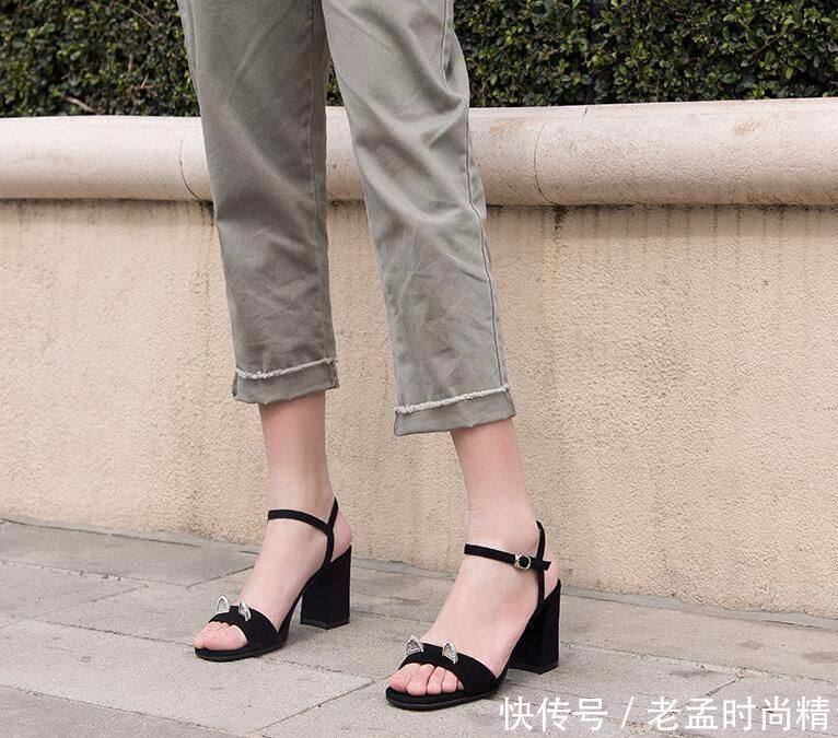 『女性』简约气质的高跟凉鞋,一字带设计散发女性的魅力风情