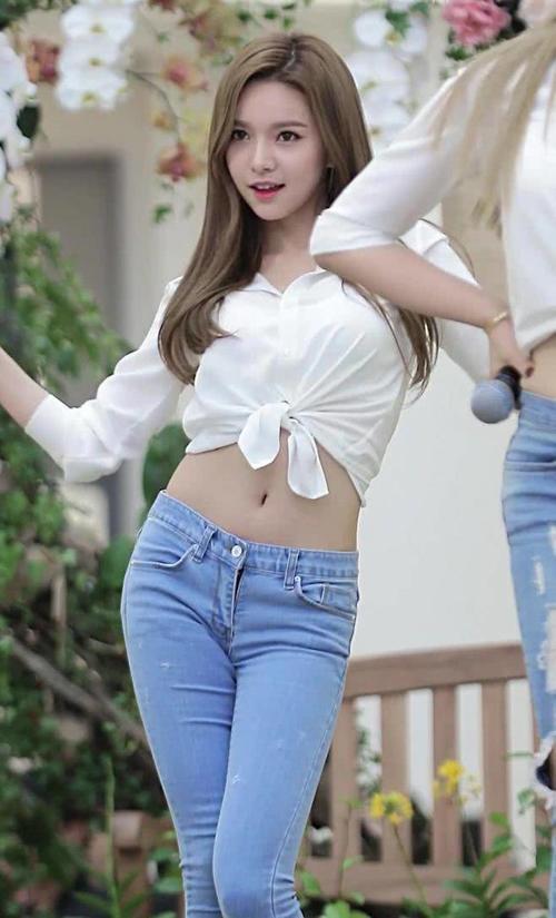 丰臀打底裤小姐姐，紧身凸显迷人曲线，尽显女神独特的气质！