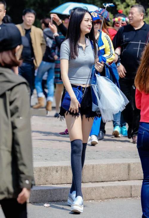 人群中亮眼的时尚辣妈，热裤长靴根本看不出来刚生完孩子！